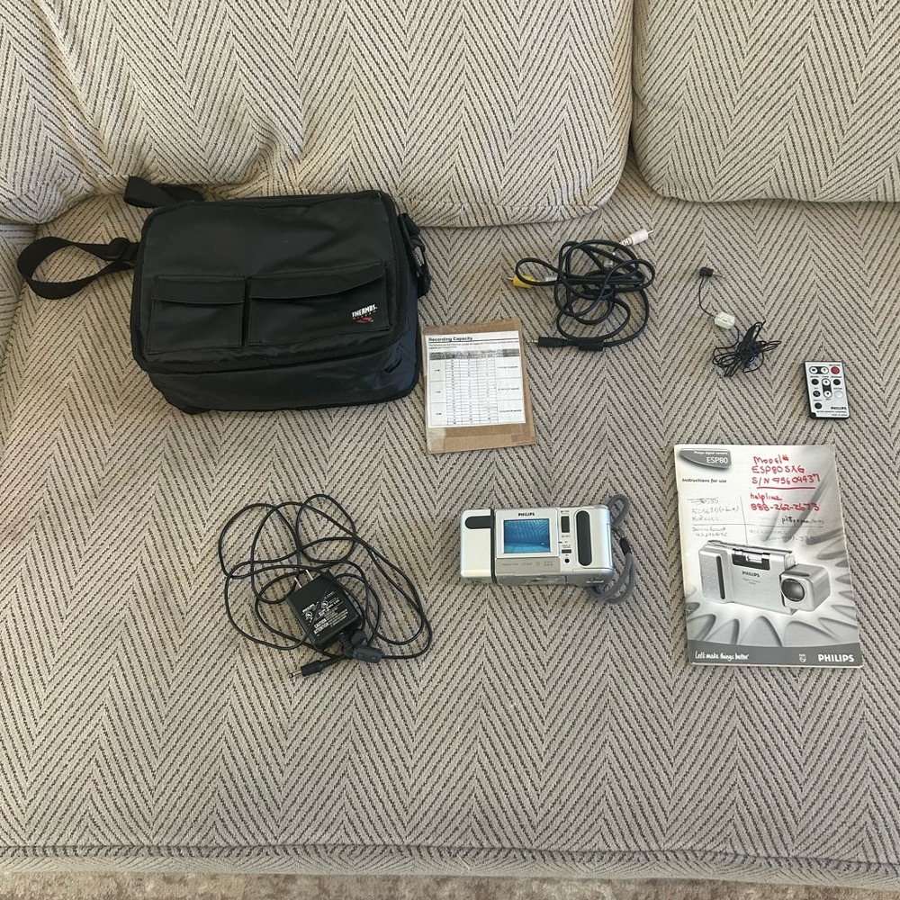 Philips ESP80 Digital Camera Turn On Comes With Cables And Remote No SD Card